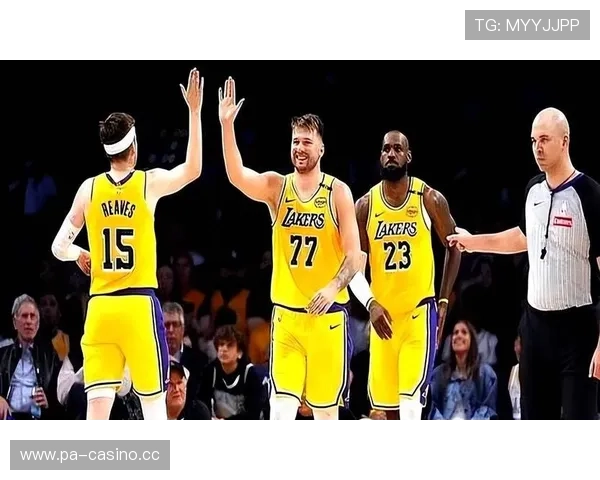 东契奇谈与詹姆斯和里夫斯进攻磨合进一步寻求新的协作方案 东契奇谈与詹姆斯和里夫斯进攻磨合进一步寻求新的协作方案