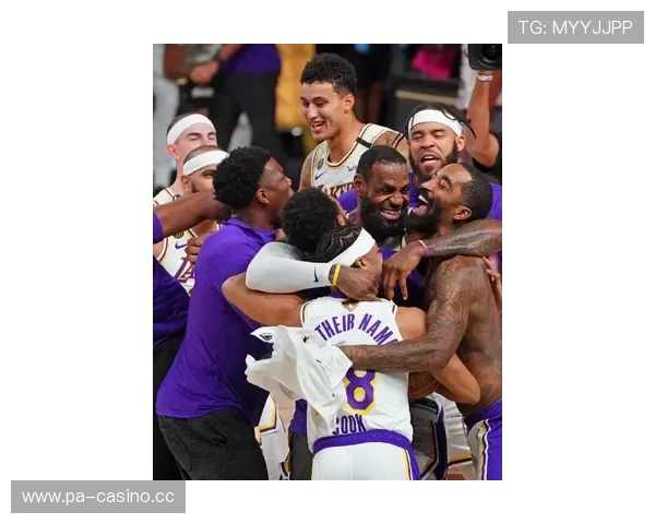 湖人夺冠时场边亲吻奖杯全场掌声雷动瞬间定格荣耀时刻